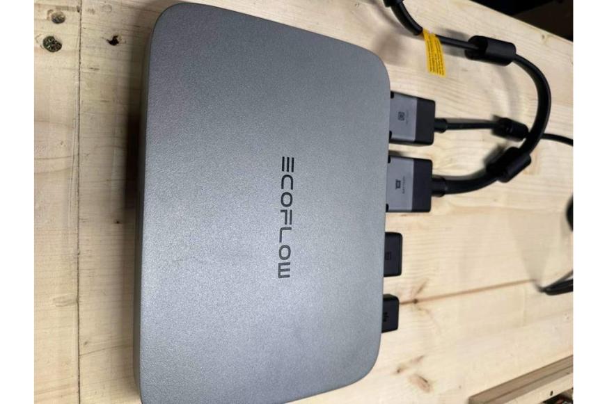 Der EcoFlow Powerstream Mikrowechselrichter liegt auf dem Boden im Test.